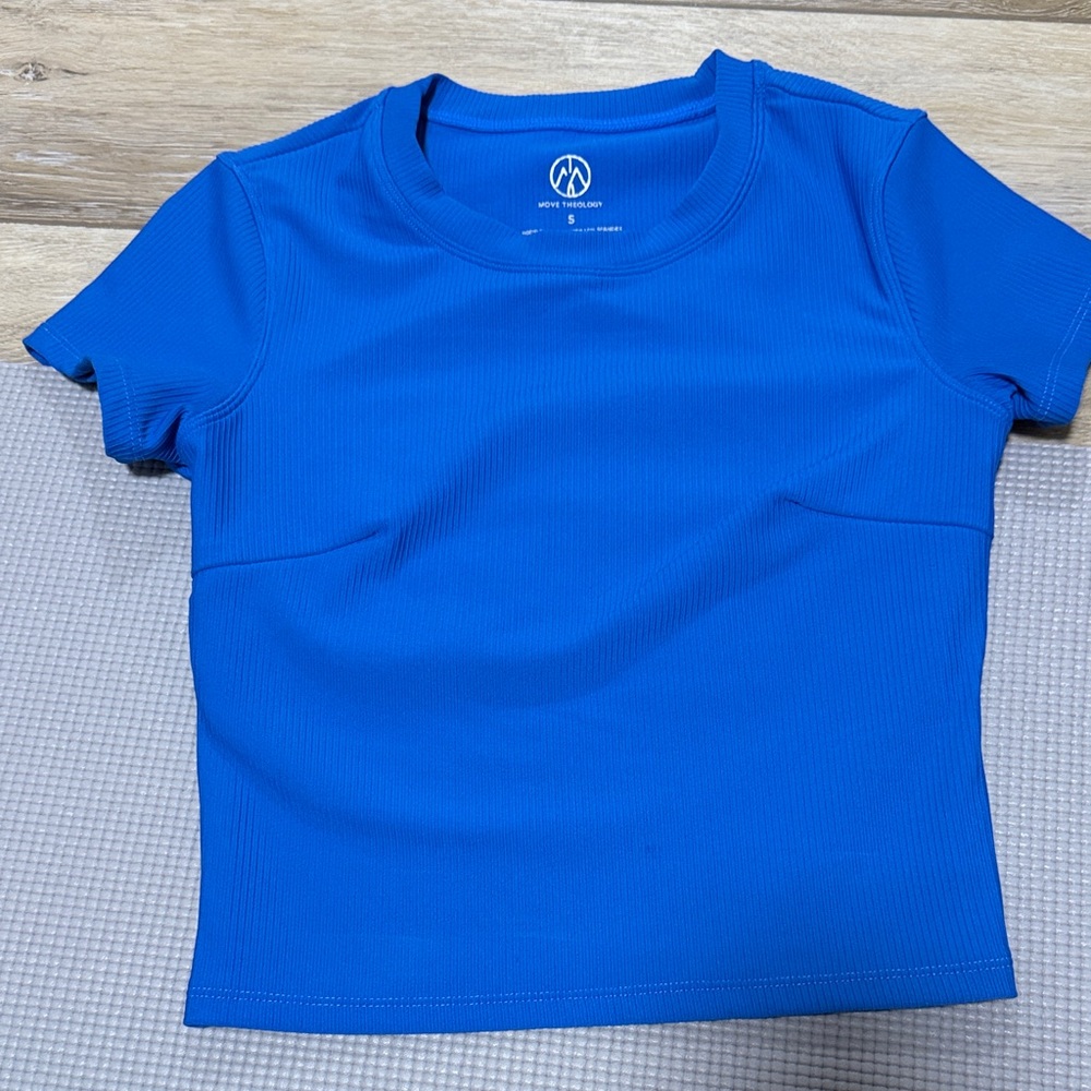 Women’s cropped open back athletic top